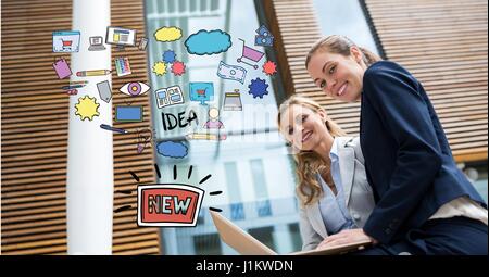 Digital Composite Digital zusammengesetztes Bild Geschäftsfrauen mit Laptop durch neue Idee-Diagramm Stockfoto