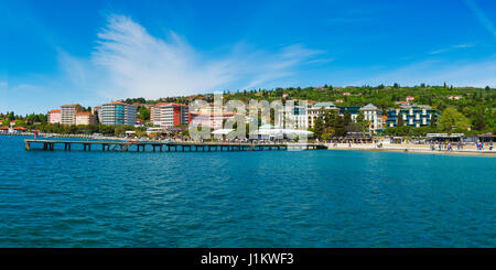 Portoroz, Slowenien - 17. April 2017: 70MP große Panorama der Riviera Portoroz, Slowenien mit Luxus-Hotels an der Strandpromenade - Kempinski Palace, Slovenij Stockfoto