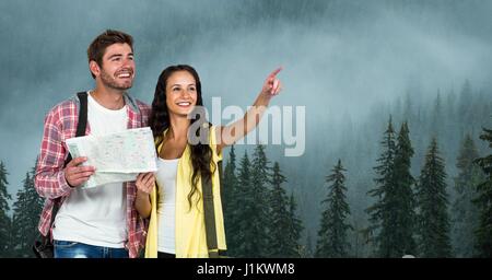 Digitalen Verbund von Frau zeigt, während der Mann, der Karte während der Fahrt auf den Berg im Nebel Stockfoto