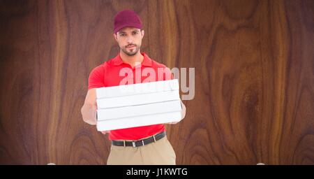 Digitalen Verbund aus zuversichtlich Lieferbote geben Pizzakartons Stockfoto