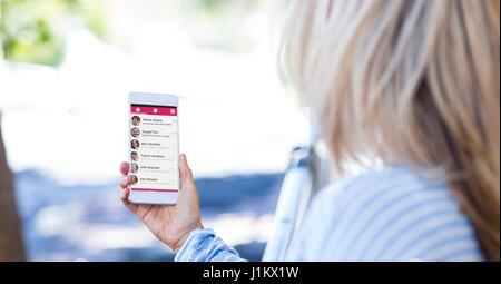 Digitalen Verbund aus Close-up Frau mit Sozialaufstellungsort auf Smartphone Stockfoto