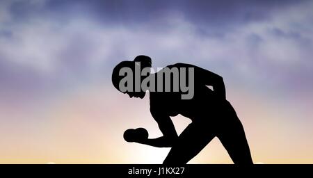 Digital Composite Silhouette Frau Ausübung gegen Himmel Stockfoto