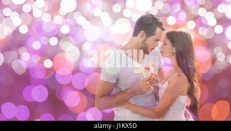 Digital Composite leidenschaftlichen jungen Paares Sektgläser über Bokeh zu halten Stockfoto