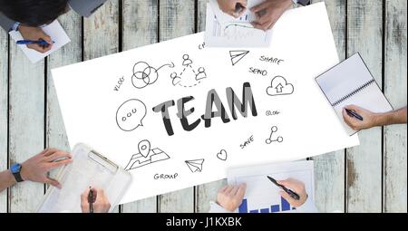 Digital Composite Team Text von Ikonen und Geschäftsleute auf Tisch Stockfoto
