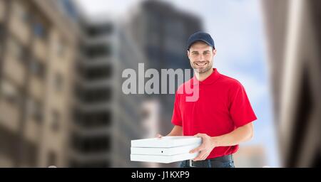 Digitalen Verbund aus Lieferung Mann hält Pizza-Boxen in Stadt Stockfoto