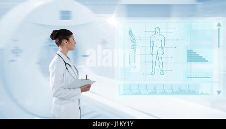 Digital Composite Digital zusammengesetztes Bild Frau mit Zwischenablage Analyse menschlichen Körper mit Schnittstelle Grafiken Stockfoto