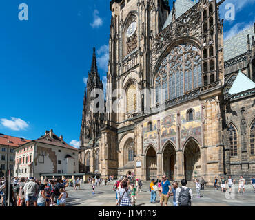 Die südliche Fassade des St Vitus Cathedral zeigt die Golden Gate und seinem Mosaik von Auferstehung, Prager Burg, Prag, Tschechische Republik Stockfoto