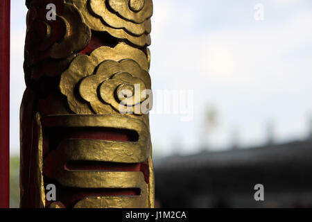 Schöne chinesische und japanische Wolkenmuster auf Säule mit roter und goldener Farbe Stockfoto