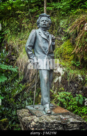 Norwegen, Bergen. Das Weingut - Museum des norwegischen Komponisten Edvard Grieg. Die Bronzeskulptur des berühmten norwegischen auf einer der schönen Gassen Stockfoto