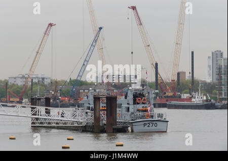 Marine Archer Klasse Patrouillenboote vertäut HMS Archer & Ladegerät auf der Themse auf HMS President Militärbasis, London Stockfoto