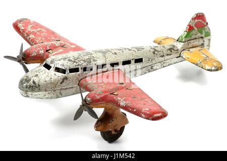 antikes Blechspielzeug Flugzeug isoliert auf weißem Hintergrund Stockfoto