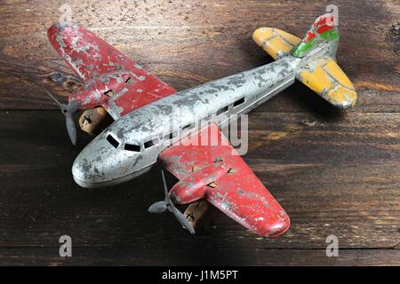 antikes Blechspielzeug Flugzeug auf hölzernen Hintergrund Stockfoto