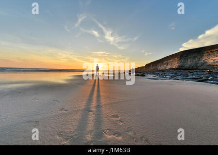 Mann in der Sonne, Dunraven Bay, Vale of GLamorgan, South Wales Stockfoto