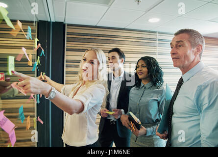 Frau im Büro Kommunikation mit dem Team während der Strategie. Stockfoto