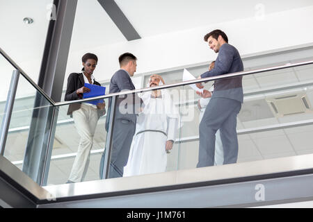 Junge Geschäftsleute im Saal des Unternehmens Stockfoto