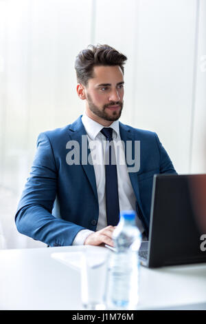 Junge männliche Unternehmer bei der Arbeit im Büro Stockfoto