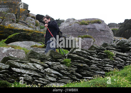 Wanderweg steil Steinplatte auf Skellig Michael, County Kerry. Die Insel war ein Kloster vor 1500 Jahren und ist heute ein UNESCO-Weltkulturerbe Stockfoto