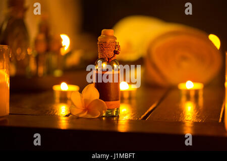 Flasche von ätherischen Ölen, für relax-massage Stockfoto