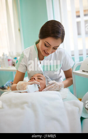 Frau bekommen Ultraschall Hautreinigung bei Beauty-Salon, Dame ist mit Entspannung liegen. Stockfoto