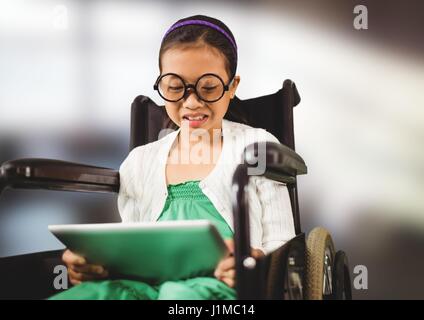 Digitalen Verbund aus zusammengesetztes Bild des kleinen Mädchens mit tablet Stockfoto