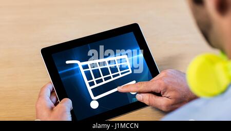 Digital Composite beschnitten Bild vom Mann berühren shopping Cart-Symbole auf Tablet-PC Stockfoto