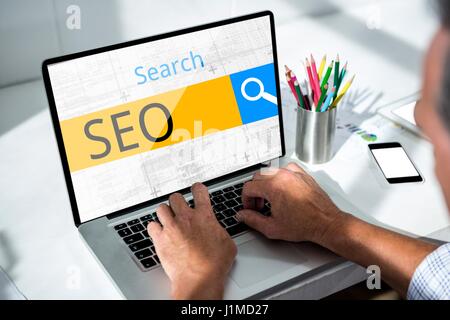 Digitalen Verbund der Mann arbeitet auf Laptop mit SEO Wort Suchfeld Stockfoto