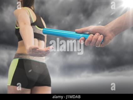 Digital Composite Staffelläufer und Hand mit blau Taktstock und Fackel gegen stürmischen Himmel Stockfoto