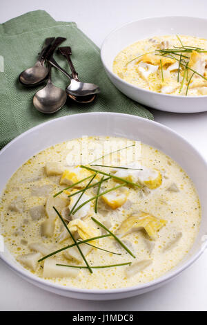 Cullen Skink, Wahlheimat schottische Suppe mit geräucherten Schellfisch, Kartoffeln und Zwiebeln, auch genannt Haddock Chowder mit Sahne und Schnittlauch Stockfoto