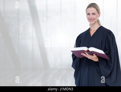 Digitalen Verbund von Richter halten Buch vor hellen Fenstern Stockfoto