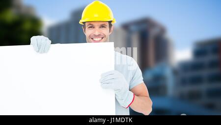 Digitalen Verbund der glückliche Arbeiter tragen Bauarbeiterhelm leere Bill Board mit gedrückter Stockfoto