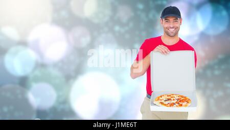 Digitalen Verbund der Lieferbote Anzeige von Pizza über bokeh Stockfoto