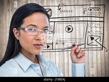 Digital Composite Business-Frau mit Stift und Website mock gegen verschwommen Holzplatte Stockfoto