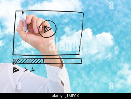 Digitalen Verbund aus Arm mit Marker gegen Website mock-up und Himmel Stockfoto