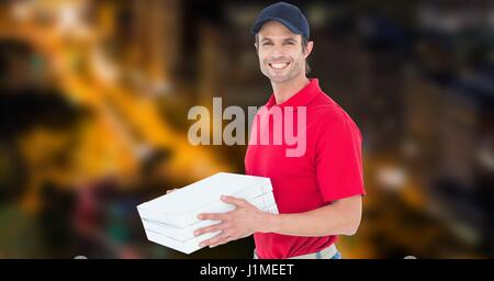 Digitalen Verbund aus glücklich Lieferbote holding Pizza-Schachtel Stockfoto