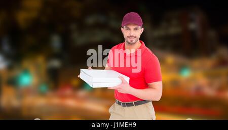 Digitalen Verbund aus zuversichtlich Lieferbote holding Pizza-Schachtel Stockfoto