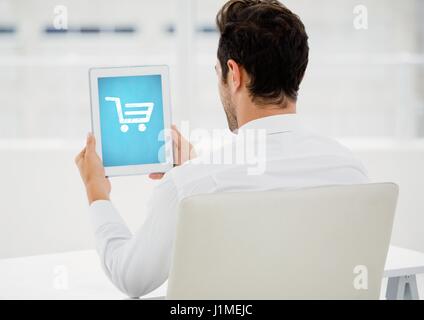 Digitalen Verbund von Mann mit Tablet mit Shopping Trolley Symbol Stockfoto