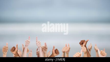 Digitalen Verbund von Daumen bis blauen verschwommenen Hintergrund Stockfoto