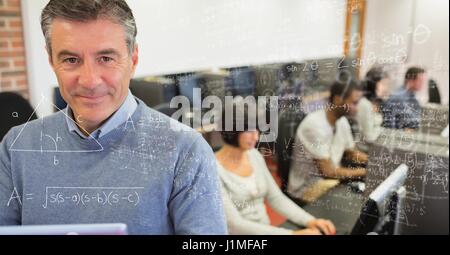Digital Composite Digital zusammengesetztes Bild der mathematische Gleichung mit lächelnden Geschäftsleute im Büro Stockfoto