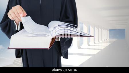 Digital Composite Mittelteil des Richters Gesetzbuch hält Stockfoto