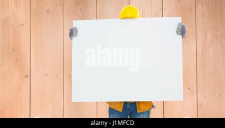 Digitalen Verbund aus Bauarbeiter halten leere Bill board Stockfoto