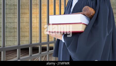 Digital Composite Mittelteil des Richters mit Hammer und Bücher Stockfoto