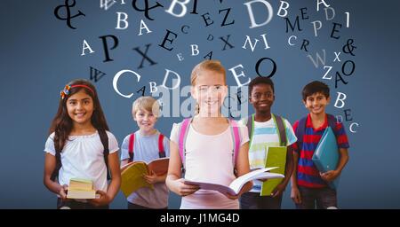 Digital Composite Multi ethnischen Kinder mit Büchern mit Buchstaben fliegen im Hintergrund Stockfoto