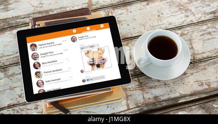 Digital Composite High Angle Ansicht der Chat-Liste im Tablet-Computer auf Bücher von Kaffeetasse am Tisch Stockfoto