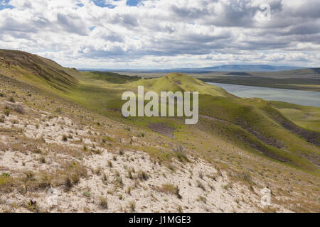 Franklin County, Washington: Die weißen Klippen entlang des Columbia River in Hanford Reach National Monument. Über den Fluss ist der Hanford Site, die m Stockfoto