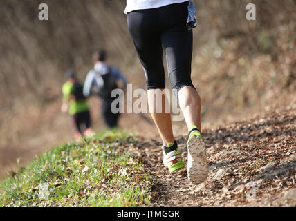 junge Sportler laufen auf den Spuren während eines Outdoor-Rennens Stockfoto