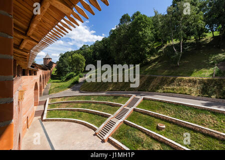 Der Kreml Mauer in Nischni Nowgorod, der Turm in der Ferne, Park Stockfoto