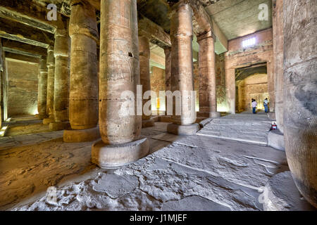 Zweite Säulenhalle mit Papyrus Cluster Säulen im Inneren Tempel von Sethos i., Abydos, Ägypten, Afrika Stockfoto