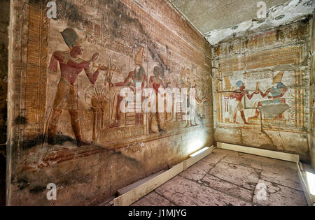 bunten Stein geschnitzten Reliefs im Süden Trakt im Inneren Tempel von Sethos I, Abydos, Ägypten, Afrika Stockfoto