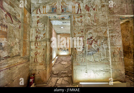 bunten Stein geschnitzten Reliefs im Süden Trakt im Inneren Tempel von Sethos I, Abydos, Ägypten, Afrika Stockfoto