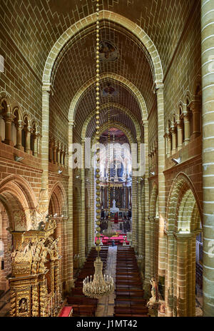 Männer beten vor Altar der Kathedrale von Evora, Basilika Se Catedral de Nossa Senhora da Assunção. Evora, Portugal. Europa Stockfoto